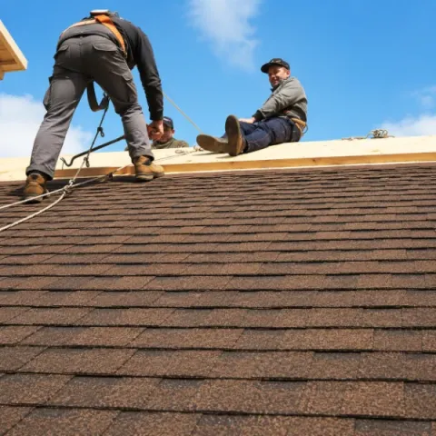 Artisan couvreur Anglade réalisant la pose d'une toiture en tuiles