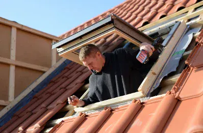 Pose de fenêtre de toit et velux par un couvreur à Anglade